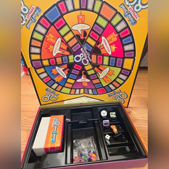 Totally 80's Trivial Pursuit Edition - Picture 2 of 3